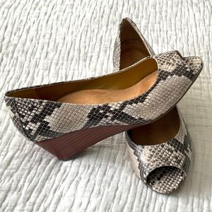 Vionic peep toe Bria snakeskin heels